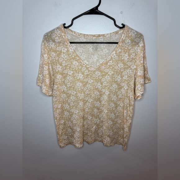 American Eagle Outfitters Tops - BNWOT XS American Eagle Peach Floral V-Neck T-shirt